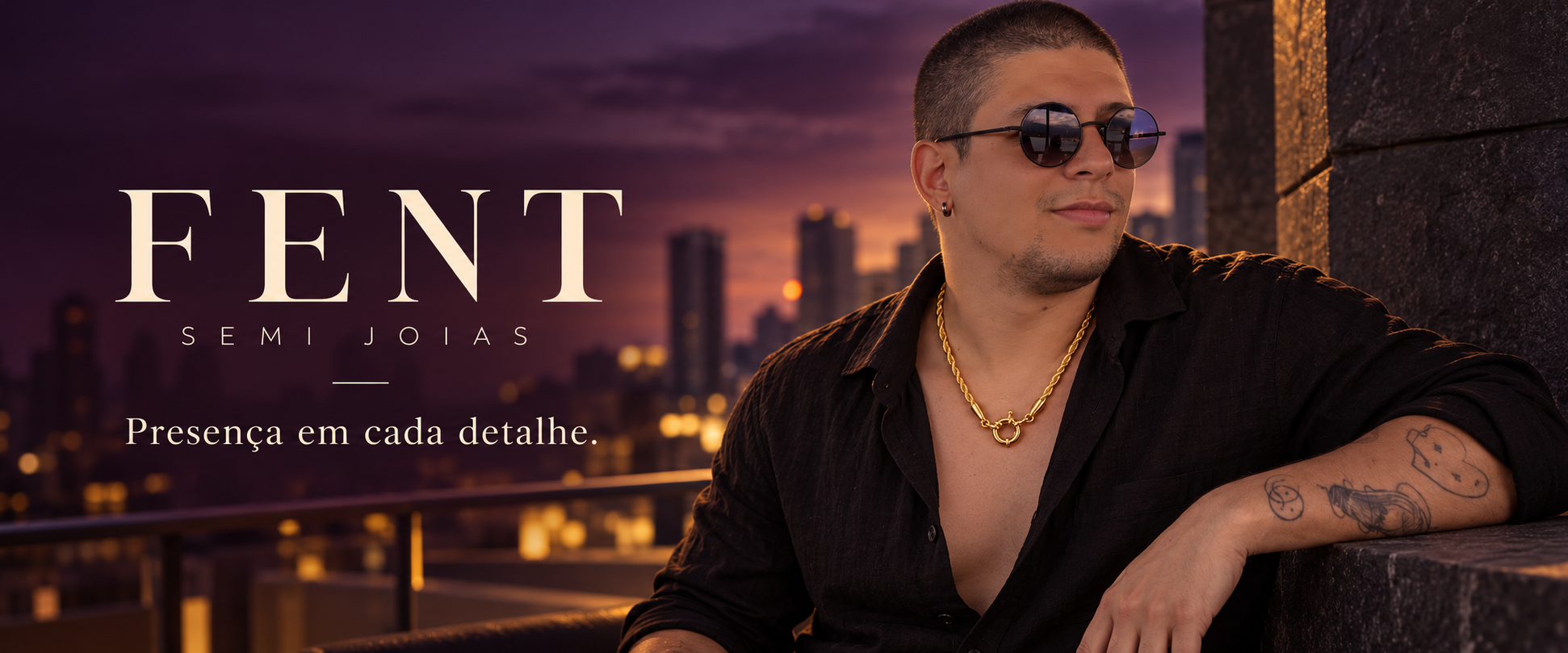 Banner FENT Semijoias com modelo usando colar dourado em rooftop urbano ao entardecer.